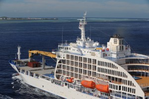 Aranui 5 cruises into Tahiti (1)
